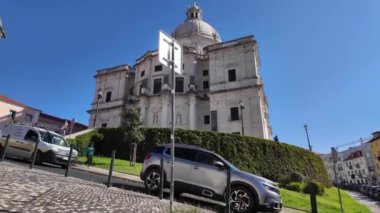 Lizbon 'un tarihi caddelerini ve anıtlarını gezen ziyaretçiler.