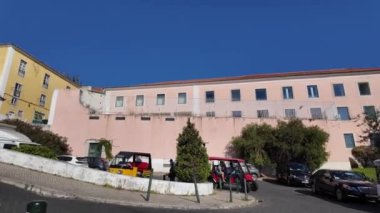 Lizbon 'un sokak fotoğrafçılığı, turistlerin tarihi yerlerde yakalanması.