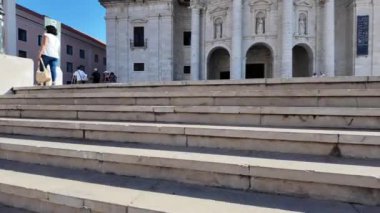 Lizbon 'un ünlü caddelerini ve sitelerini keşfeden gezginler.