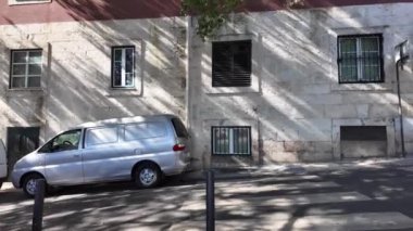 Lizbon 'un kentsel görüntüleri kent işaretlerini ve ziyaretçi kitleleri gösteriyor.