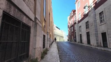 Lizbon sokaklarında gezen insanlar en büyük cazibesini görmek için.