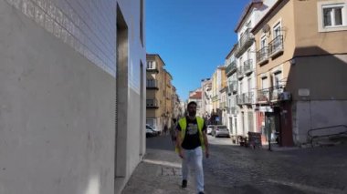 Turistler Lizbon 'un ünlü simgelerinin cazibesinin tadını çıkarıyorlar.