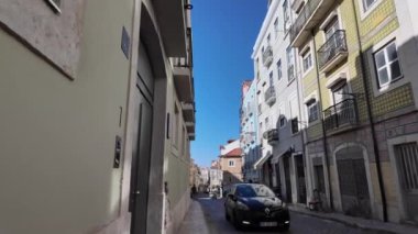 Sokaklar ve turistlerin yer aldığı ünlü Lizbon manzaraları.