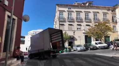 Lizbon sokakları insanların eğlence yerlerine gelmesiyle dolup taşıyor.