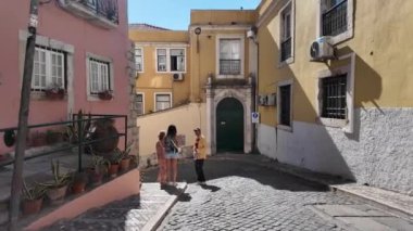 Lizbon şehir turları turistleri ve tarihi yerleri gösteriyor.