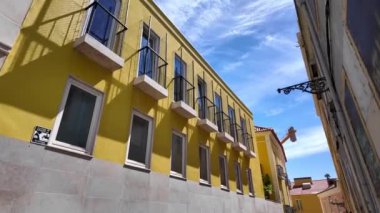 Lizbon 'u keşfeden kalabalık ünlü simgelerin tadını çıkarıyor.