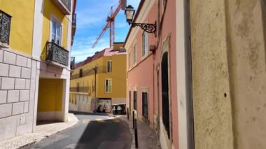 Lizbon sokakları ünlü kent simgelerinin yakınındaki ziyaretçilerle dolu.