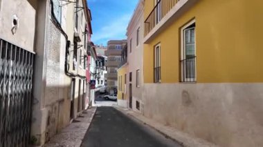 Lizbon 'daki kentsel sahnelerde, insanlar tanınmış cazibelerini ziyaret ediyor..