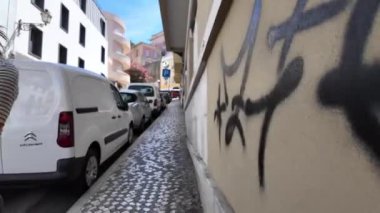 Lizbon 'dan sokak görüntülerinde ikonik simgelerde turistler yer alıyor.