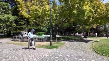 Sevgili Lisbon sokağı, ziyaretçiler fotoğraf çekiyor, ünlü kültürel mekan