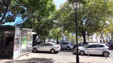 Lizbon 'da önemli bir cadde, turistler manzaranın tadını çıkarıyorlar.