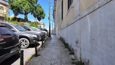 Ünlü Lizbon sokağı, manzaranın tadını çıkaran insanlar, ikonik site