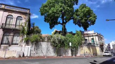 Lisbons sevgili sokağı, fotoğraf çeken ziyaretçiler, ünlü cazibe