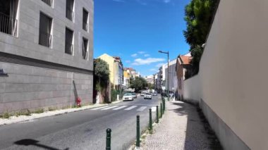 Klasik Lizbon sokağı, turistler geziniyor, önemli bir yer.