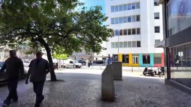 Lizbon 'daki Picturesque caddesi, turistler geliyor, çok sevilen yerler.