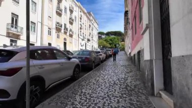 Lizbon 'daki ikonik cadde, şehri gezen turistler, tanınmış bir cazibe.