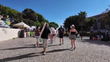 Miras zengini bir mahallede Lisbons bit pazarına çekilen gezginler.