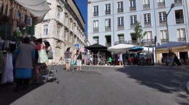 Renkli bit pazarı ve hareketli sokaklarıyla Lisbons tarihi merkezini keşfediyor..