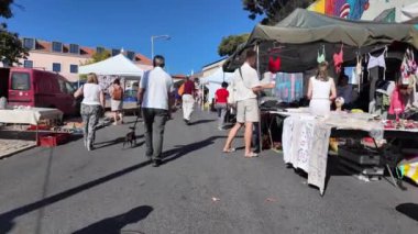 Lisbons 'un eski kasabasında hayat dolu bir pazar, meraklı gezginler için görülmesi gereken bir yer..