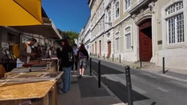 Lisbons tarihi bölgesinde bit pazarı cazibesi, turistler yerel halkla kaynaşıyor..