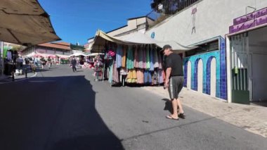 Şehrin göbeğine yerleşmiş canlı bir Lizbon bit pazarı.