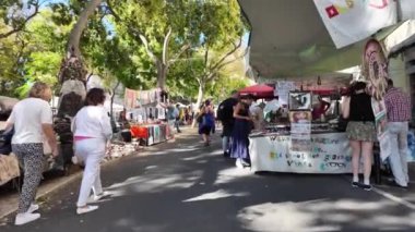 Lizbon 'un tarihi sokakları turist ve hareketli market tezgahlarıyla dolu.