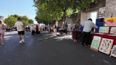 Tarihi bir mahallede Lizbon bit pazarını gezen turistler.