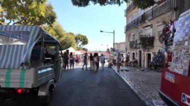 Lizbon 'un ikonik sokakları yerel halk ve ziyaretçiler için hareketli bir bit pazarına ev sahipliği yapıyor.