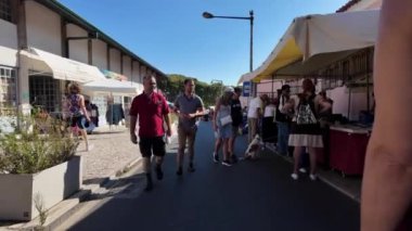 Lisbons miras caddelerinde canlı pazar, meraklı turistlerle çevrili..