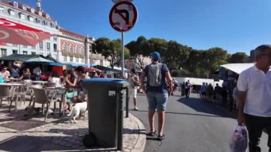 Lizbon 'un tarihi bölgesi bit pazarı ve gezgin turistlerle dolu..