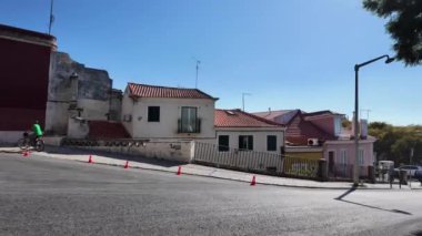 Lisbons 'un ikonik eski kasabasındaki işlek pazar, büyüleyici sokaklarda gezinen ziyaretçiler..