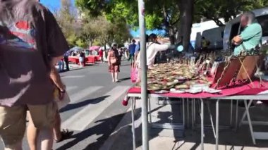 Tarihi bir bölgede Lizbon bit pazarı. Şehirde turistlerin eğlendiği hareketli bir cadde..
