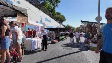 Lizbon 'un tarihi kısmında bit pazarı Lizbon' da ikonik cadde, şehri keşfeden turistler.