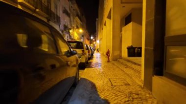 Portekiz 'in tarihi şehri Lizbon parlıyor, gezginler gece geziyor..