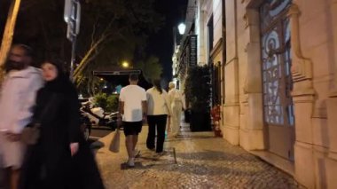 Lisbons 'un en sevdiği yollar, gece keşifleri için aydınlatılmış..