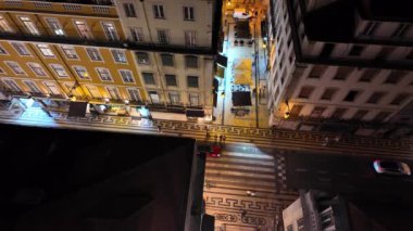 Lizbon 'da gece vakti, şehir ikonik yolları kaşiflerle doludur..