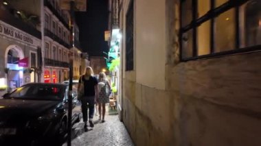 Lizbon 'da gece turları, Portekiz' in tarihi akşam ışıkları altında parlıyor..