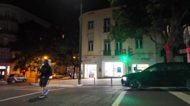 Lizbon 'da gece maceraları, gezginler ikonik eğlencelerin tadını çıkarıyor..