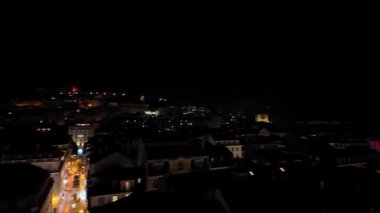 Geceleyin Lisbons tarihi caddelerinde yürüyüp Portekiz cazibesinin tadını çıkarıyorum..