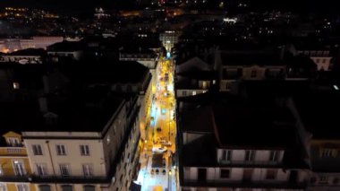 Lizbon 'daki ünlü mekanlar geceleri aydınlanıyor, turistler manzaranın tadını çıkarıyor.