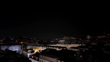 Lisbons şehir simgelerinde akşam ışıkları, atmosferi emen gezginler..