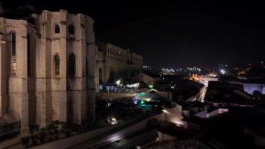 Lisbonlar ikonik caddeler, insanlar yıldızların altında tarih araştırıyor..