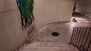 Lizbon geceleri aydınlanıyor, turistler ikonik simgelerini keşfediyorlar..