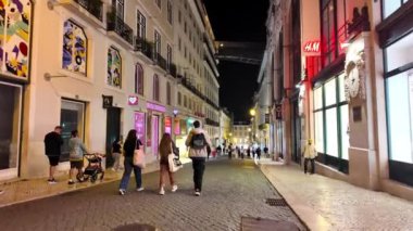 Lizbon 'da parıldayan simgeler, geceleri şehrin cazibesinin tadını çıkaran insanlar..