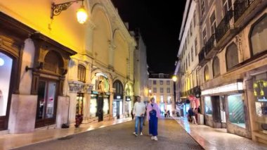 Lizbon 'da parıldayan simgeler, geceleri şehrin cazibesinin tadını çıkaran insanlar..