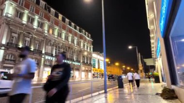 Lizbon 'da gece parlayan yerler, şehirde dolaşan turistler....