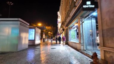 Gece lambaları altında ünlü Lizbon rotaları, dikkat çeken işaretler.