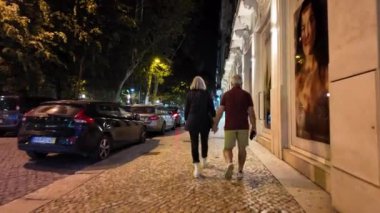 Portekiz 'in tarihi Lizbon simgeleri, cazibesini keşfeden ziyaretçiler.