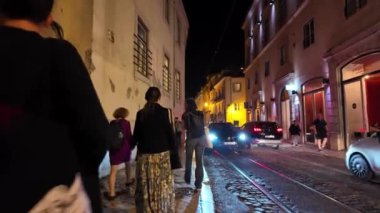 Lizbon sokaklarında gece dolaşırken Portekiz 'in ikonik cazibesi parlıyor..