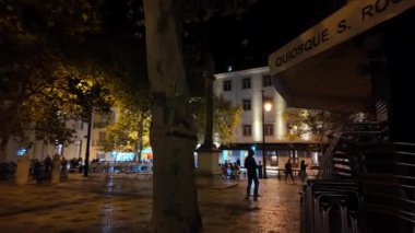 Lizbon 'da akşam gezintileri, tarihi mücevherleri seven turistler..